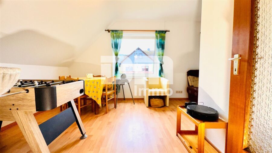 Modernisiertes Einfamilienhaus mit Einliegerwohnung, Wintergarten, Sauna und 2 Garagen - OG / DG Wohn / Esszimmer